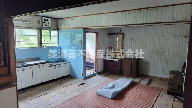 ６３６７７　岐阜市日置江中古戸建ての居間・リビング