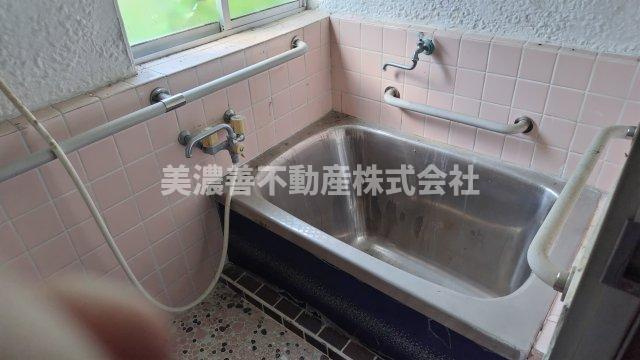 ６３６７７　岐阜市日置江中古戸建ての浴室
