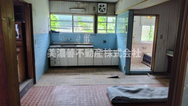 ６３６７７　岐阜市日置江中古戸建てのキッチン