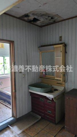６３６７７　岐阜市日置江中古戸建ての洗面所