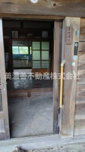 ６３６７７　岐阜市日置江中古戸建ての玄関
