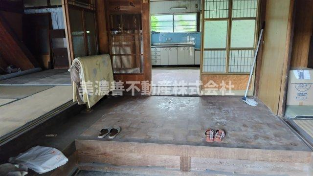 ６３６７７　岐阜市日置江中古戸建ての玄関