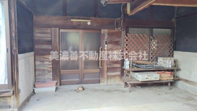 ６３６７７　岐阜市日置江中古戸建ての玄関