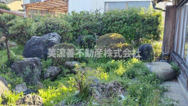 ６３６７７　岐阜市日置江中古戸建ての庭