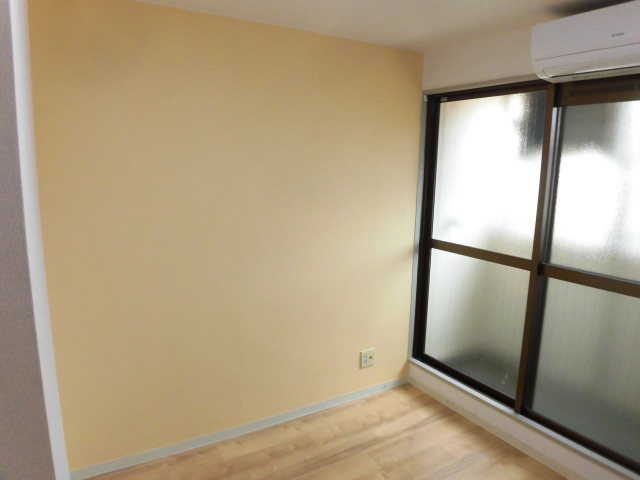 アクセントクロスと綺麗なフローリングのあるお部屋です。