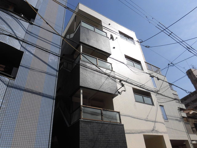 白と紺のシンプルで綺麗な外観です。