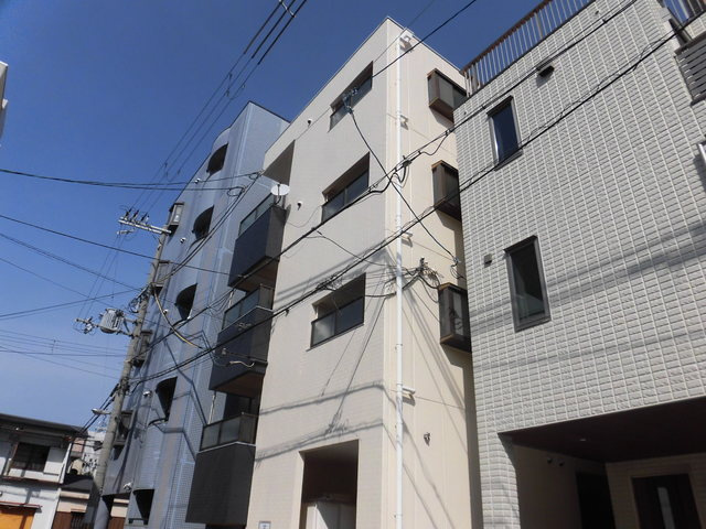 白と紺のシンプルで綺麗な外観です。