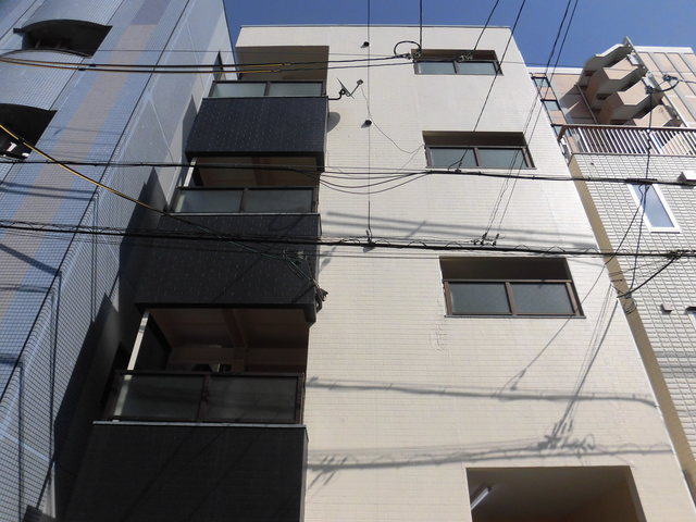 白と紺のシンプルで綺麗な外観です。