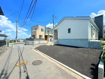 【前面道路含む現地写真】 | ◇◆旭区上白根1丁目　新築平屋住宅◆◇ | ◆一戸建てを中心とした街並みが整然と続き、周辺は高い建物が建っていないので、緑の多い閑静な趣を感じる環境です。街並みや周辺環境も重要なポイントです！！