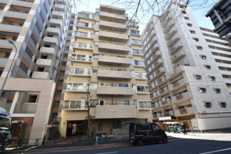【外観】 | 青空によく映える建物です。手入れの行き届いた外壁やマンション正面エントランスなど、綺麗な姿をぜひ一度、現地にてご覧ください。～即日のご見学可能～　お問合せはお気軽にどうぞ。