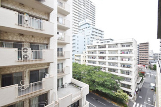 【展望】 | 眼前に広がる空の雄大さと、このお部屋の自慢の一つである「眺望」をご覧ください。毎日、この景色を独り占めできる新生活に夢が広がります。～即日のご見学可能～　お問合せはお気軽にどうぞ。
