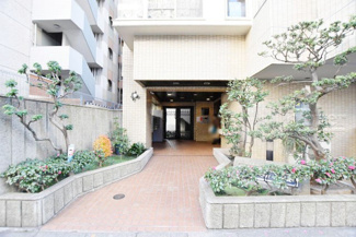 【エントランス】 | お客様を、そして住人を出迎えてくれるマンションのエントランス。ゴミが落ちていないことからも、管理状態の良さや住民の節度の高さが見て取れます。～即日のご見学可能～　お問合せはお気軽にどうぞ。
