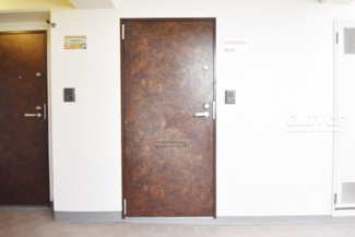 【その他共用部分】 | 皆様をお迎えする、お部屋の玄関ドア。開けやすさや開放角度、ドアノブの操作しやすさや鍵の形状などを、現地で一度ご確認ください。～即日のご見学可能～　お問合せはお気軽にどうぞ。
