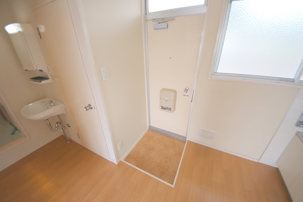 鳩マンションの玄関