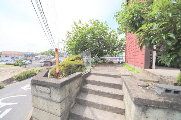 鳩マンションのエントランス