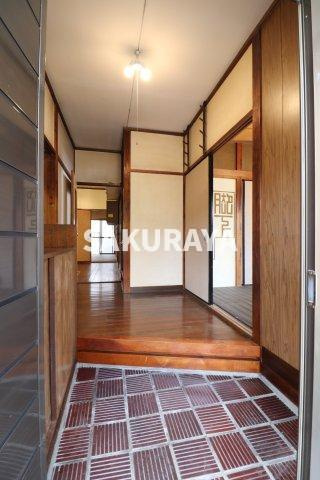 毛野新町貸家SUの玄関|2024年8月撮影。