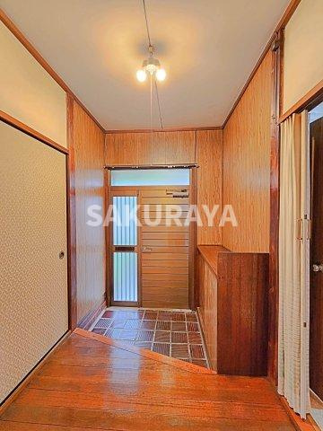 毛野新町貸家SUの玄関|2024年8月撮影。