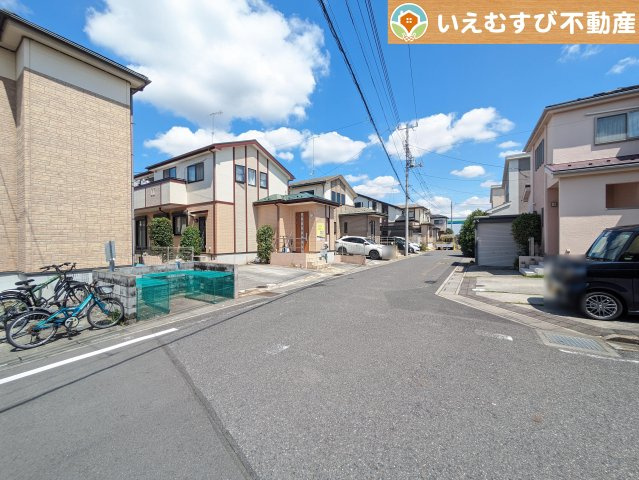 熊谷市万吉　中古戸建の前面道路含む現地写真