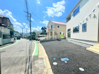 【前面道路含む現地写真】 | ◆前面道路も幅員があり車の運転も安心！前面道路は閑静な住宅地。車通りの少ない道路です。お子様にも安心です。