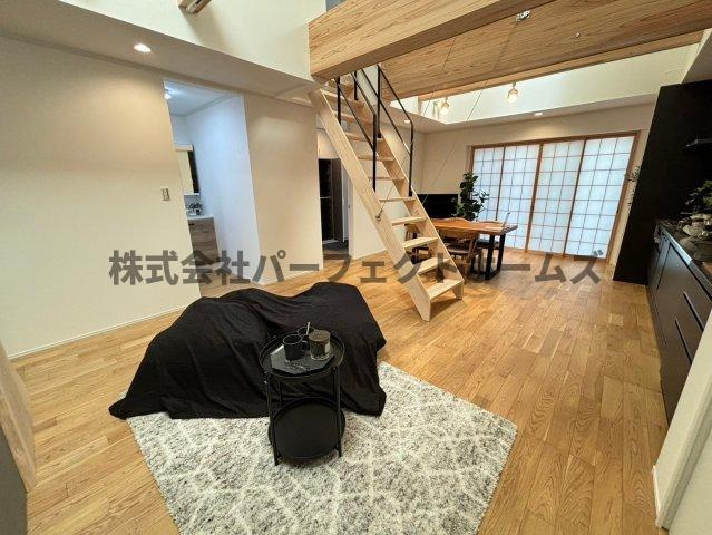 私部西2丁目戸建　賃貸の居間・リビング|ゆったりとした居間です