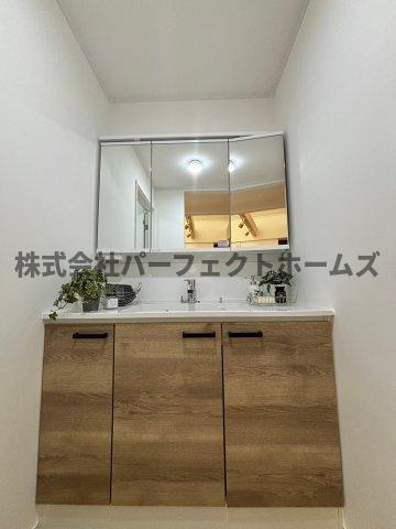 私部西2丁目戸建　賃貸の洗面所|忙しい朝には欠かせない洗面所です