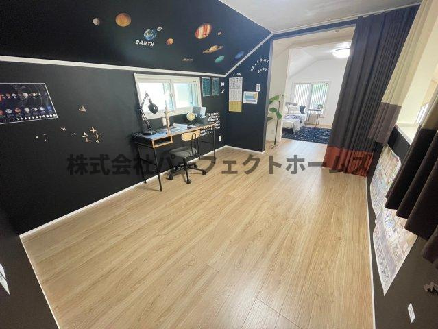 私部西2丁目戸建　賃貸の洋室|落ち着いた色調の洋室です