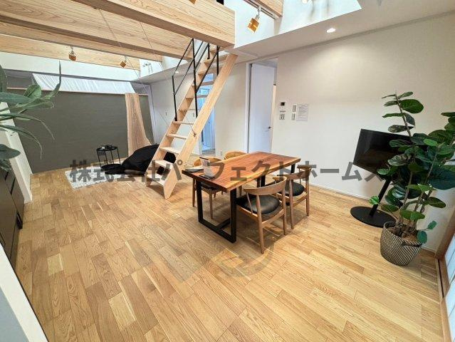 私部西2丁目戸建　賃貸の居間・リビング|おしゃれなリビングです