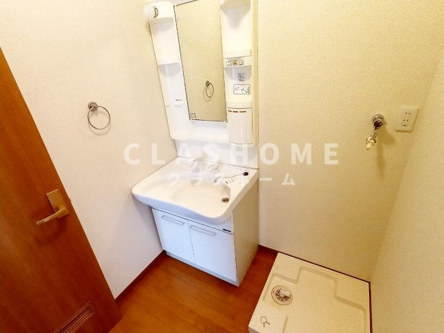 ハミングバード・ヒロの洗面所|同物件の別部屋になります。