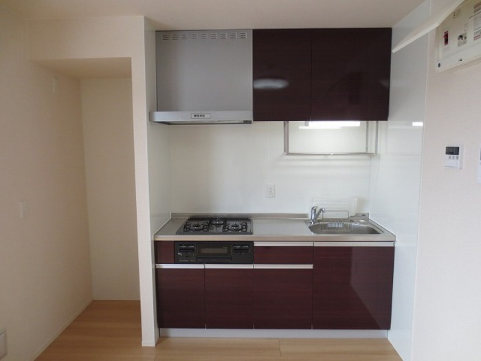 サンジュエル一本木のキッチン|3口コンロ付システムキッチン