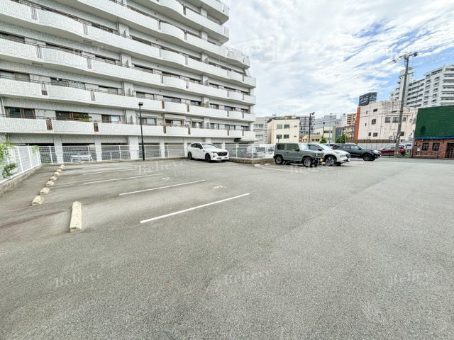 カサグランデ本町の駐車場|駐車スペースもあります☆