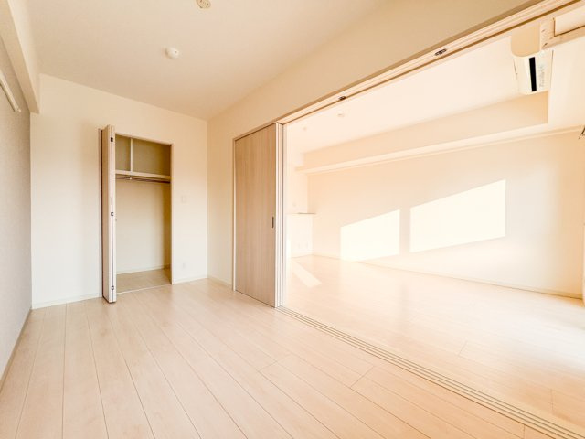 カサグランデ本町の寝室|クローゼット付の寝室です☆