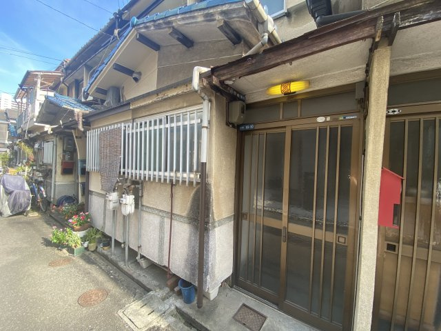 日新町テラスハウスのエントランス