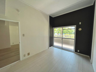 【洋室】 | かもめ第一コーポ１２号棟 | 【洋室】穏やかな光が差し込む室内には、穏やかな時間が流れます♪休日には、落ち着いた空間で自分の趣味を楽しむのはいかがですか♪