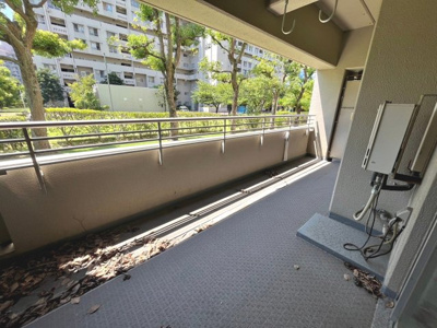 【バルコニー】 | かもめ第一コーポ１２号棟 | 【バルコニー】南面と東面バルコニーですので、洗濯物が良く乾きますね！開放感のあるバルコニーです♪お洗濯も楽々快適に干せますよ♪