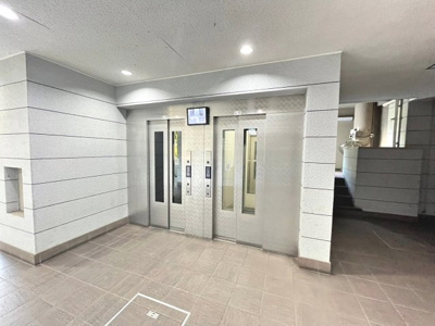 【エントランス】 | かもめ第一コーポ１２号棟 | 【エレベーター】エレベーターがあるので、上の階にも行きやすいですね！エレベーター２基あるので、忙しい時間帯も安心ですね！