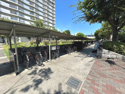【その他共用部分】 | かもめ第一コーポ１２号棟 | 【駐輪場】屋根ございますので、雨で自転車が濡れないのは、嬉しいポイントですね！