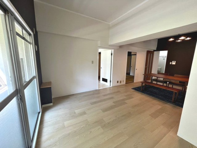 【居間・リビング】 | かもめ第一コーポ１２号棟 | 【リビング】大きな窓のあるリビングは、陽光あふれる明るい空間です！居心地良く、ご家族皆がゆったり寛げる憩いの空間となりそうです♪