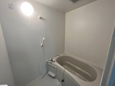 【浴室】 | かもめ第一コーポ１２号棟 | 【ユニットバス新調】ゆったりとくつろげる綺麗な浴室ですよ！時間短縮でシャワーだけの方も多いですが、一日の疲れを癒すため湯船に浸かれば心身ともにリラックスできますね♪