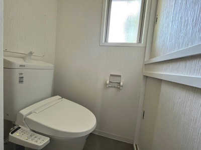 【トイレ】 | かもめ第一コーポ１２号棟 | トイレ内に窓があるので、換気しやすく匂いもこもりませんね！温水便座洗浄便座ですので、寒い日も温かい便座で安心して使用していただけますよ！