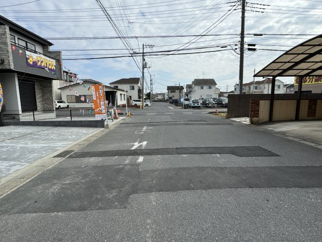 松戸市栄町西５丁目新築戸建【古ヶ崎小学校：7分】の前面道路含む現地写真|南側前面道路・幅員約8ｍ