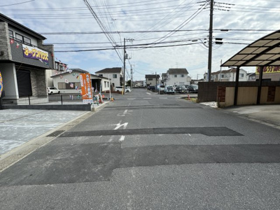 【前面道路含む現地写真】 | 松戸市栄町西５丁目新築戸建【古ヶ崎小学校：7分】 | 南側前面道路・幅員約8ｍ