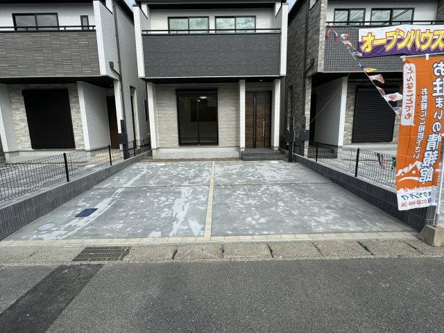 松戸市栄町西５丁目新築戸建【古ヶ崎小学校：7分】の駐車場|2号棟駐車スペース・並列２台駐車可