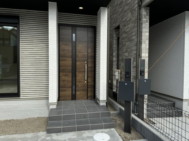松戸市栄町西５丁目新築戸建【古ヶ崎小学校：7分】のエントランス|エントランス・玄関ポーチ
