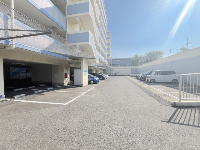 ロワールマンション青葉WESTの駐車場