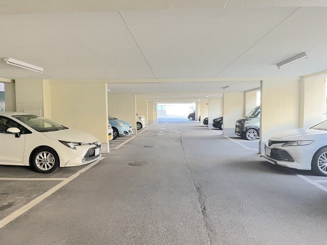ロワールマンション青葉WESTの駐車場