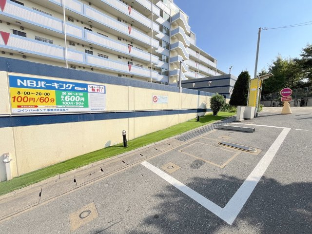 ロワールマンション青葉WESTの駐車場