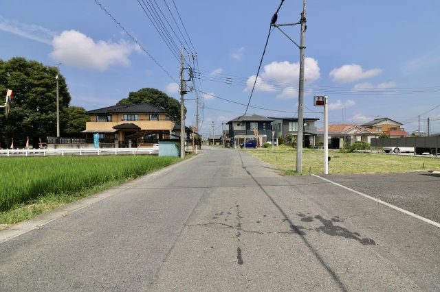 足利市島田町の売地の前面道路含む現地写真|前面道路が広め、車の出入りがしやすく、駐車もスムーズに行えそうです。