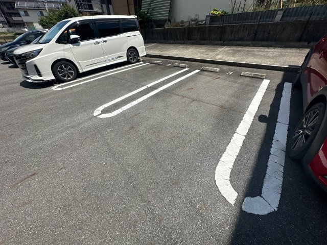 ブライト　ボナールの駐車場