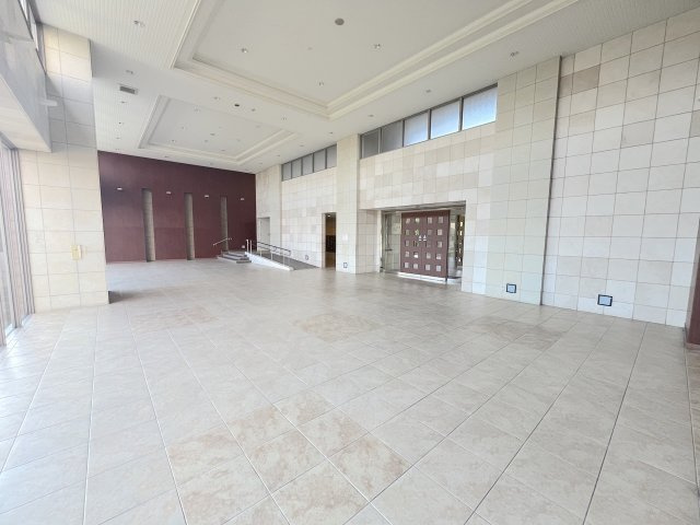 レークヒルズ野多目六番館のエントランス