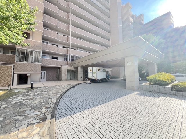 レークヒルズ野多目六番館のエントランス